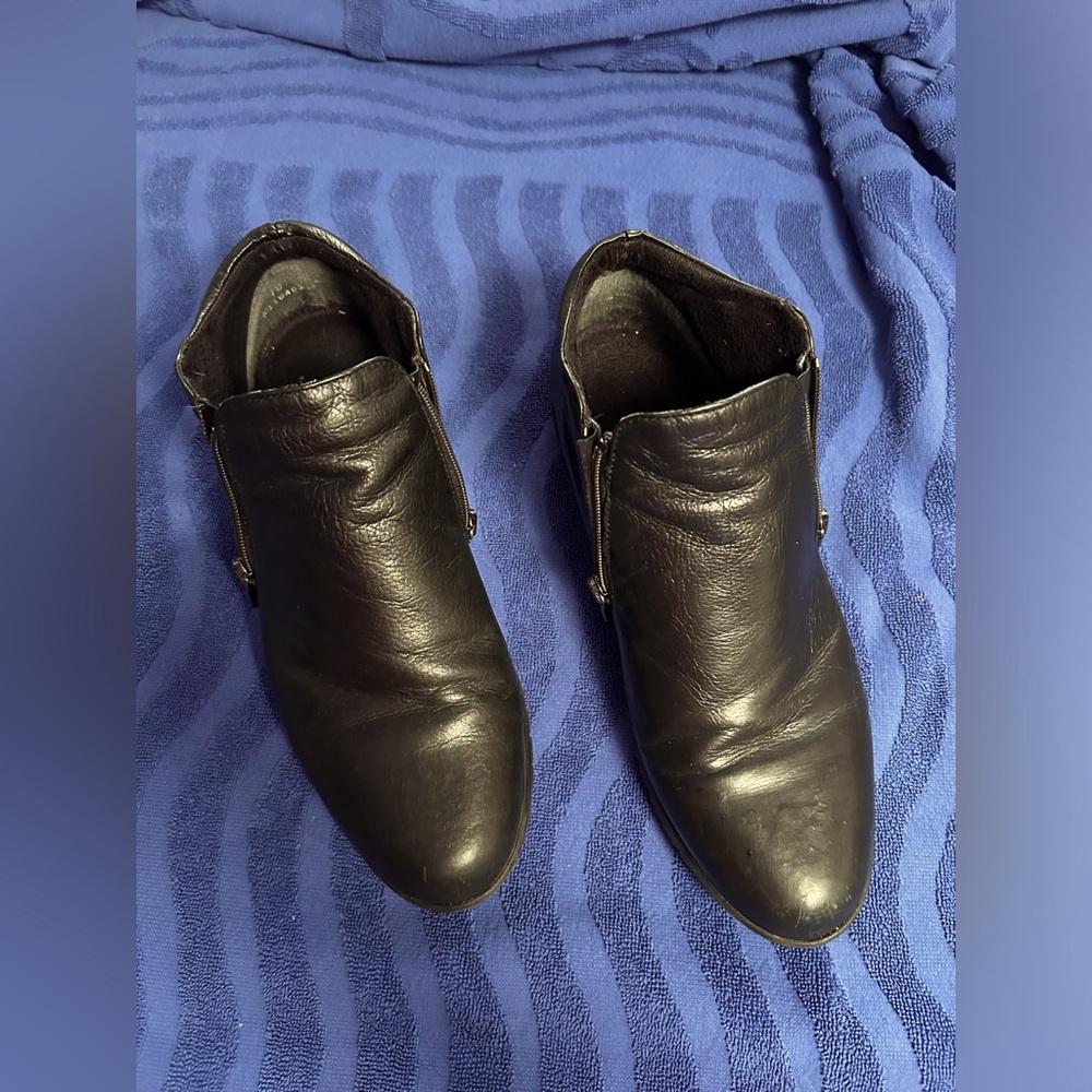 Munro bootie, genuine leather,black,10,side zippers, rubber soles,slightly worn